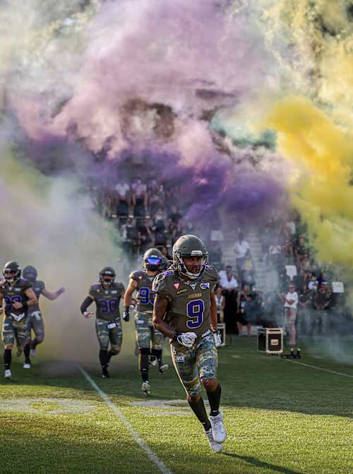 Die Vienna Vikings betreten das Spielfeld, um in der AFLE-Saison 2026 gegen das Rhein Fire anzutreten