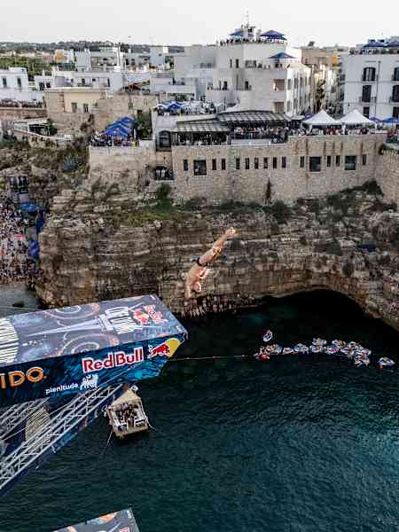 Polignano A Mare Cobra Vida Con Red Bull Cliff Diving