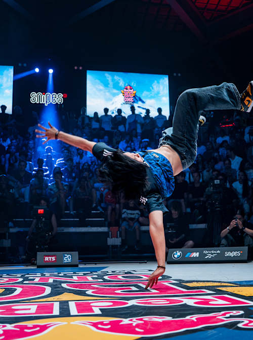 2025 zeigt B Boy Phumlailai beim Red Bull BC One Cypher Switzerland einen explosiven Move und fesselt das Publikum im Palais de Beaulieu in Lausanne mit seinen dynamischen Breakdance-Skills