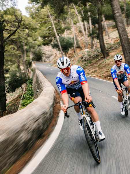 Die Red Bull -- BORA -- hansgrohe Kollektion 2026 in Aktion.