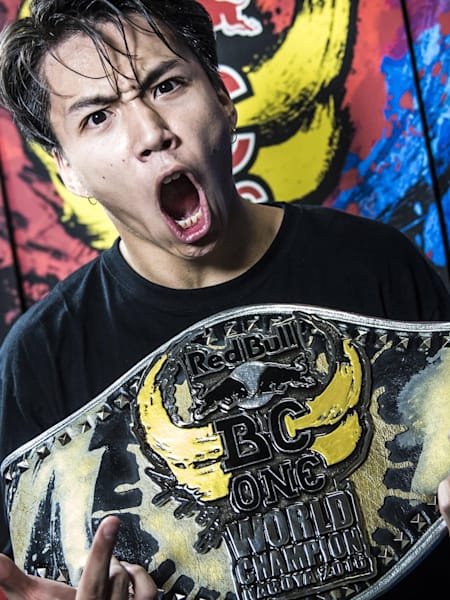 Issei, ganador del Red Bull BC One World Champion 2016 posa con el cinturón del vencedor en Nagoya, Japón, el 3 de diciembre de 2016.