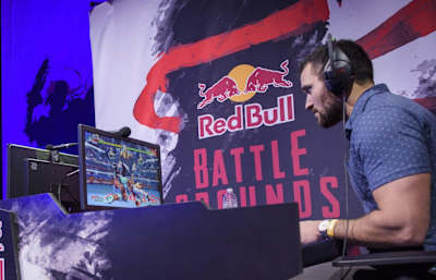 Street Fighter V player Gustavo '801 Strider' Romero in action.