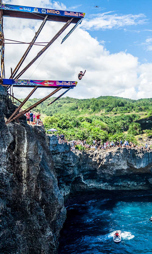 Simone Leathead dives from the platform in Bali at the Red Bull Cliff Diving World Series 2026. 