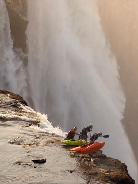 Steve Fisher, Sam Drevo y Dale Jardine en las Cataratas Victoria.
