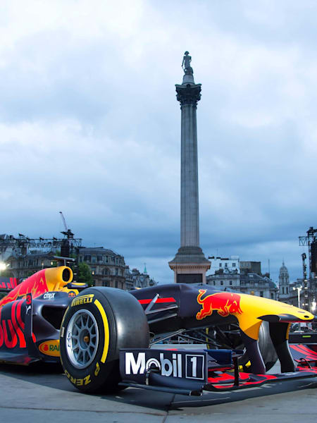 F1 GP de Grande Bretagne : Max Verstappen et Daniel Ricciardo en Formule 1 dans les rues de Londres.