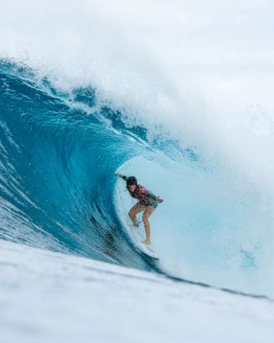 Caitlin Simmers surfe dans un tube lors du Lexus Pipe Pro 2024.