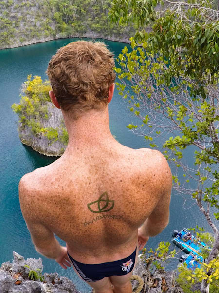 Listo para saltar durante el Red Bull Cliff Search en Indonesia.