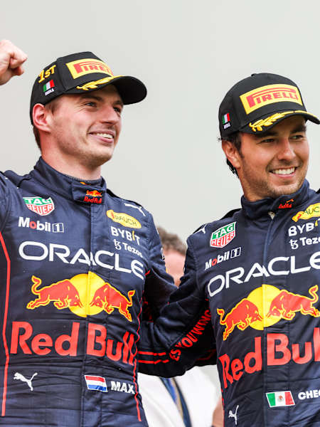 Max Verstappen i Sergio Pérez z Oracle Red Bull Racing świętujący w GP Emilii Romanii 2022 na torze Imola
