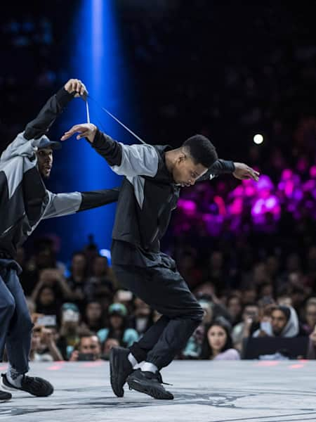 Les danseurs Diablo et StalaMuerte dansent lors de la finale hip-hop du Juste Debout 2018.