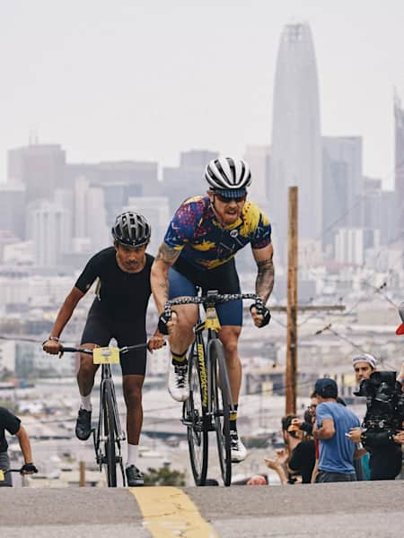 En las subidas ¿es mejor pedalear sentado o de pie?