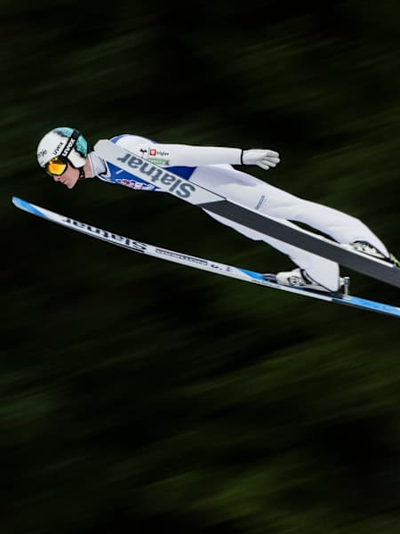 Domen Prevc skače tokom takmičenja Red Bull Target Jumping u aprilu 2025.