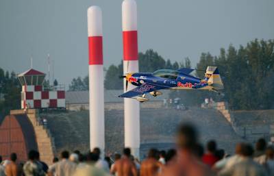 Péter Besenyei flies in the Red Bull Air Race in Budapest in 2003.