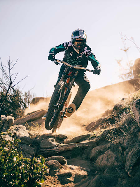 Aaron Gwin sur son vélo VTT de descente YT Tues, l'un des meilleurs VTT DH à acheter en 2019.