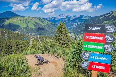 Las señales apuntan a distintos senderos en el Champéry-Morgins Bike Park.