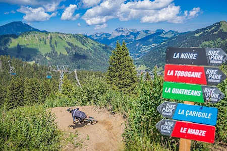 Wegweiser der verschiedenen Strecken des Bikepark Champéry-Morgins
