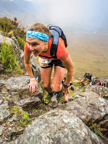 La coureuse britannique Jasmin Paris est la première femme de l'histoire à remporter la Spine Race, l'un des ultra-marathons les plus difficiles d'Europe.