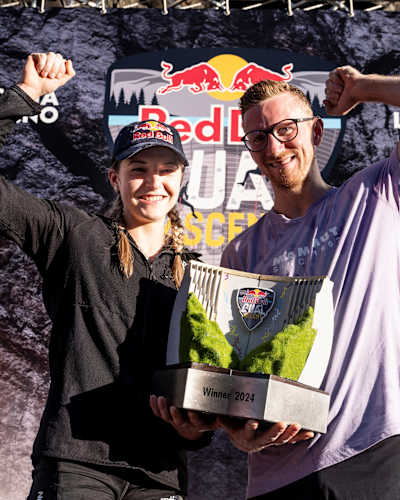 En 2024, Jakob Schubert et Jessica Pilz célèbrent leur victoire au Red Bull Dual Ascent à Verzasca, Suisse.