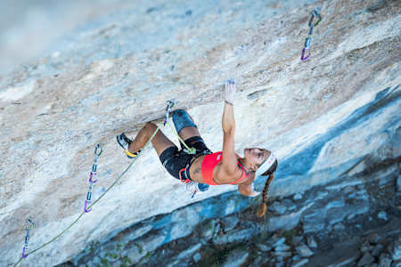 Die Kletterin Angie Scarth-Johnson klettert an den berühmtesten Spots am Céüse. 