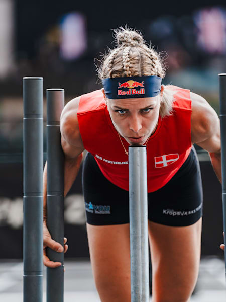 Die dänische Fitness-Pionierin Ida Mathilde Steensgaard schiebt einen Schlitten bei den Hyrox-Weltmeisterschaften in Nizza, Frankreich.