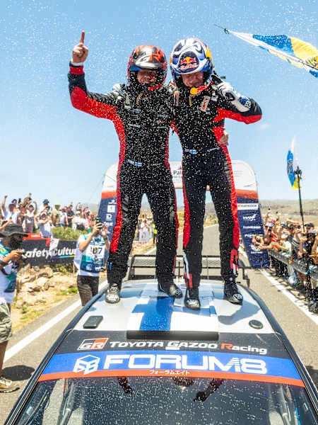Kalle Rovanperä et Jonne Halttunen célèbrent leur victoire en WRC à Las Palmas, Espagne, avril 2025, après avoir remporté la première place au volant de leur Toyota Gazoo Racing.