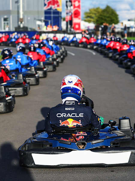 Max Verstappen conduce al frente de una parrilla de karts para Oracle Red Bull Racing durante el evento «Max vs 100» en el circuito de Silverstone, Northampton, Inglaterra, el 16 de septiembre de 2026