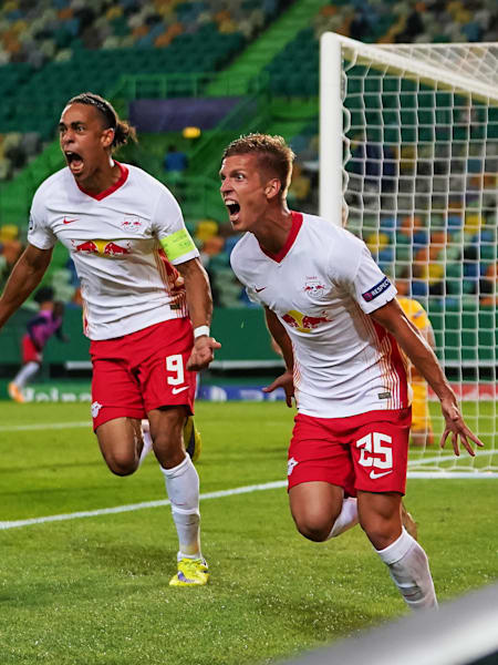 Die RB Leipzig-Spieler Dani Olmo und Yussuf Poulsen jubeln über ein Tor.