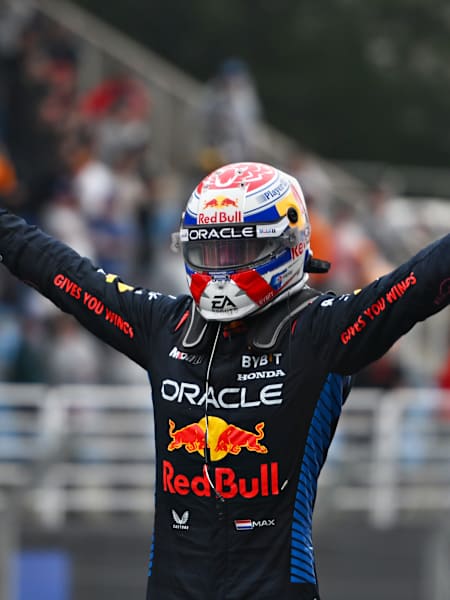 Max Verstappen célèbre sa victoire dans le parc fermé lors du Grand Prix de F1 du Brésil 2024 sur l'Autodromo Jose Carlos Pace, à Sao Paulo.