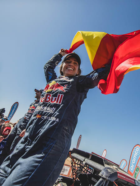 Cristina Gutierrez Herrero de l'équipe Red Bull Can-Am Factory Racing célèbre sa victoire à l'arrivée de la dernière étape du Rallye Dakar 2024 à Yanbu, en Arabie Saoudite.