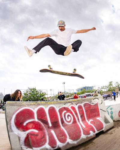 Danny Leon realiza un truco espectacular durante el Red Bull Spot Check en Barcelona, España, 2025, mostrando habilidad y creatividad en una electrizante escena de skateboarding