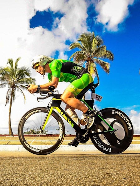 Un atleta entrena con su bicicleta.