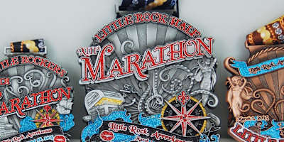 Diese Medaille gibt's beim Little Rock Marathon. Sie ist eine der größten Medaillen der Welt.