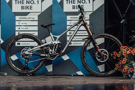 Daprela won at Les Gets 2021 on the Commencal Supreme.