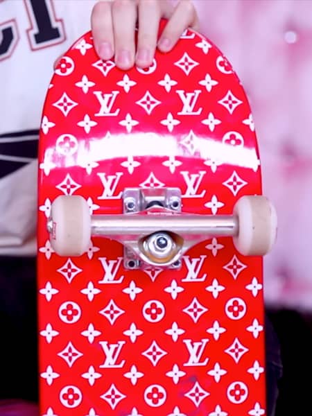 Venden una tabla de skate Louis Vuitton x Supreme por 10.000$ en  