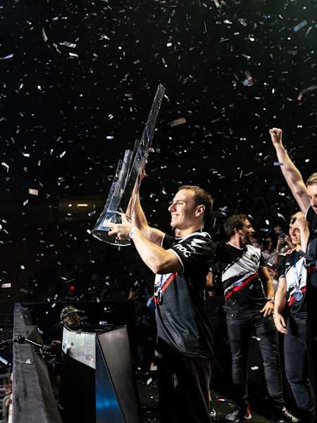A photo of Luka ‘Perkz’ Perković lifting up the trophy at the LEC Summer Finals in Athens, Greece.