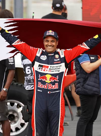 Nasser Al-Attiyah feiert bei der Rallye Dakar 2022 in Saudi Arabien.