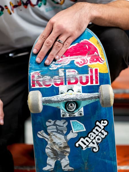 Una tabla de skate con el logo de Red Bull en el Red Bull's Curb Kings de Chatsworth, California.