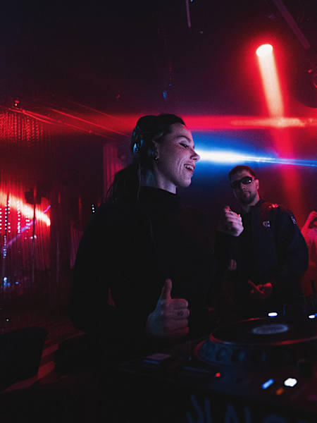 La streameuse et DJ Ava Mind s’apprête à enflammer les scènes des festivals aux côtés de son acolyte Asdek.