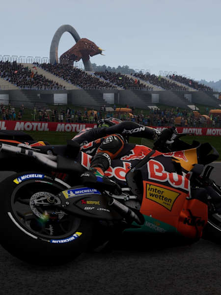 Zrzut ekranu z gry MotoGP 26 przedstawia Brada Bindera przed Żelaznym Bykiem na torze Red Bull Ring.