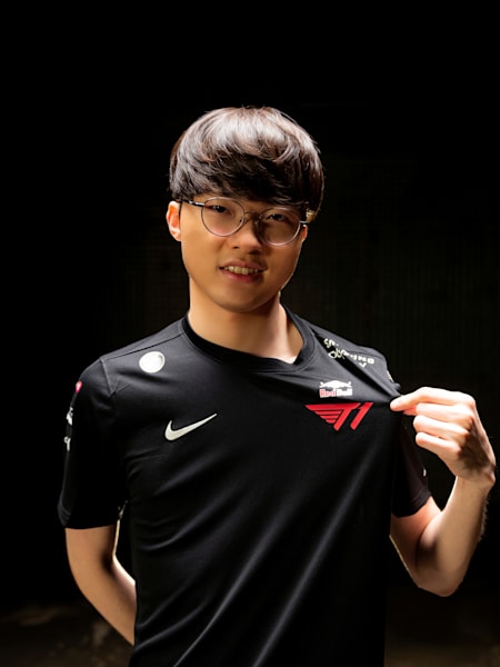 Lee ‘Faker’ Sang-hyeok pulls his shirt.