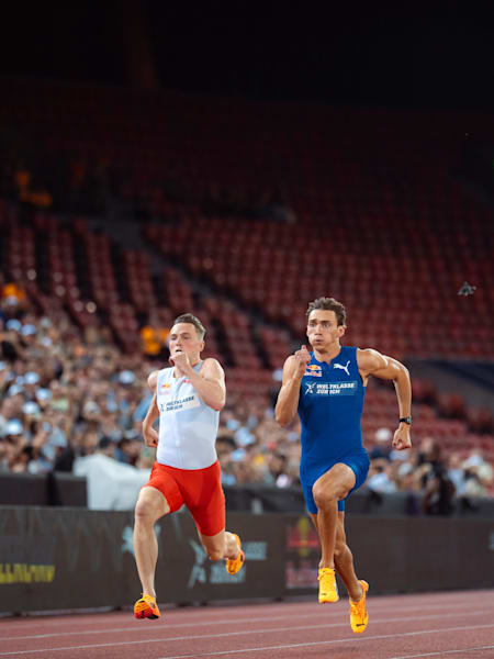 Armand Mondo Duplantis a été plus rapide que Karsten Warholm sur une course de 100 mètres.