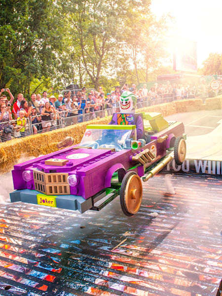 L'équipe You Gotham be Kidding Me descend la piste du Red Bull Caisse à Savon au Alexandra Palace à Londres.