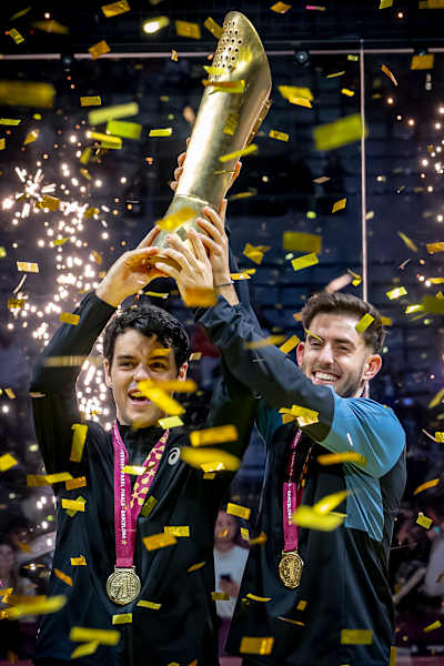 Jorge Nieto et Jon Sanz célèbrent leur victoire lors des finales Premier Padel 2024 à Barcelone, en Espagne.
