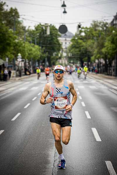 Le coureur de fond britannique Tom Evans court lors de la Wings for Life World Run.