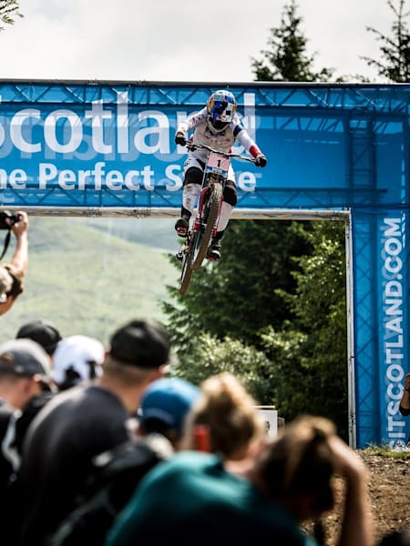 Myriam Nicole durante la Ronda 2 de la Copa del Mundo UCI DH 2018 en Fort William, Escocia, el 3 de junio de 2018.