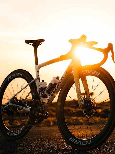 La Specialized SL9 di Remco Evenepoel risplende al tramonto durante un servizio fotografico del team Red Bull - BORA - hansgrohe nella Sierra Nevada, in Spagna, il 25 maggio 2026.