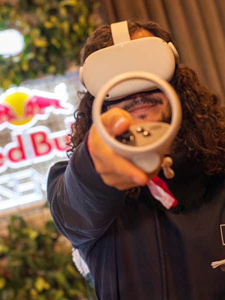 Bild zeigt einen Teilnehmer vom Red Bull Basement Global Final in Istanbul, 2022, mit einem VR-Headset.