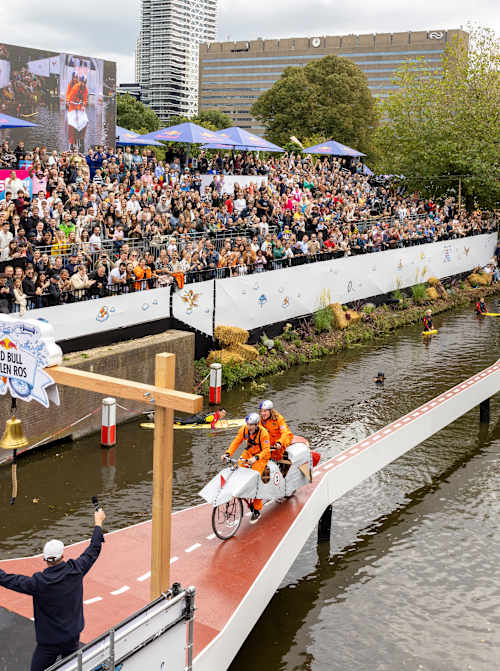 Des participants de l’événement Red Bull Stalen Ros sur la Prinsessegracht à La Haye, aux Pays-Bas, le 30 septembre 2023.