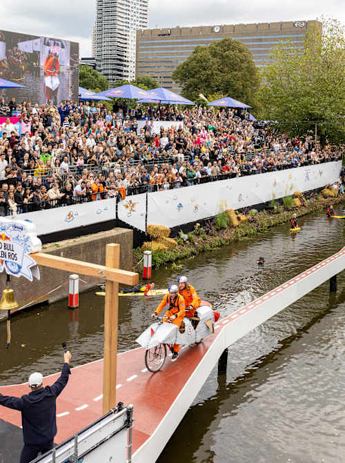 Des participants de l’événement Red Bull Stalen Ros sur la Prinsessegracht à La Haye, aux Pays-Bas, le 30 septembre 2023.