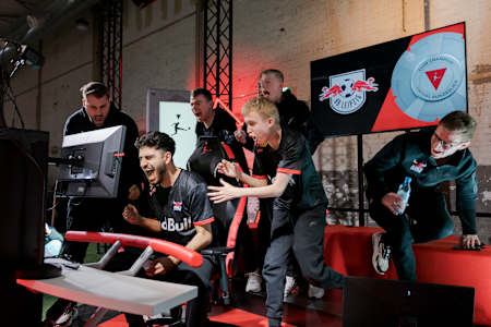 Das gesamte RBLZ-Team bejubelt den Sieg von Umut Gültekin.