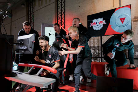 Das gesamte RBLZ-Team bejubelt den Sieg von Umut Gültekin.